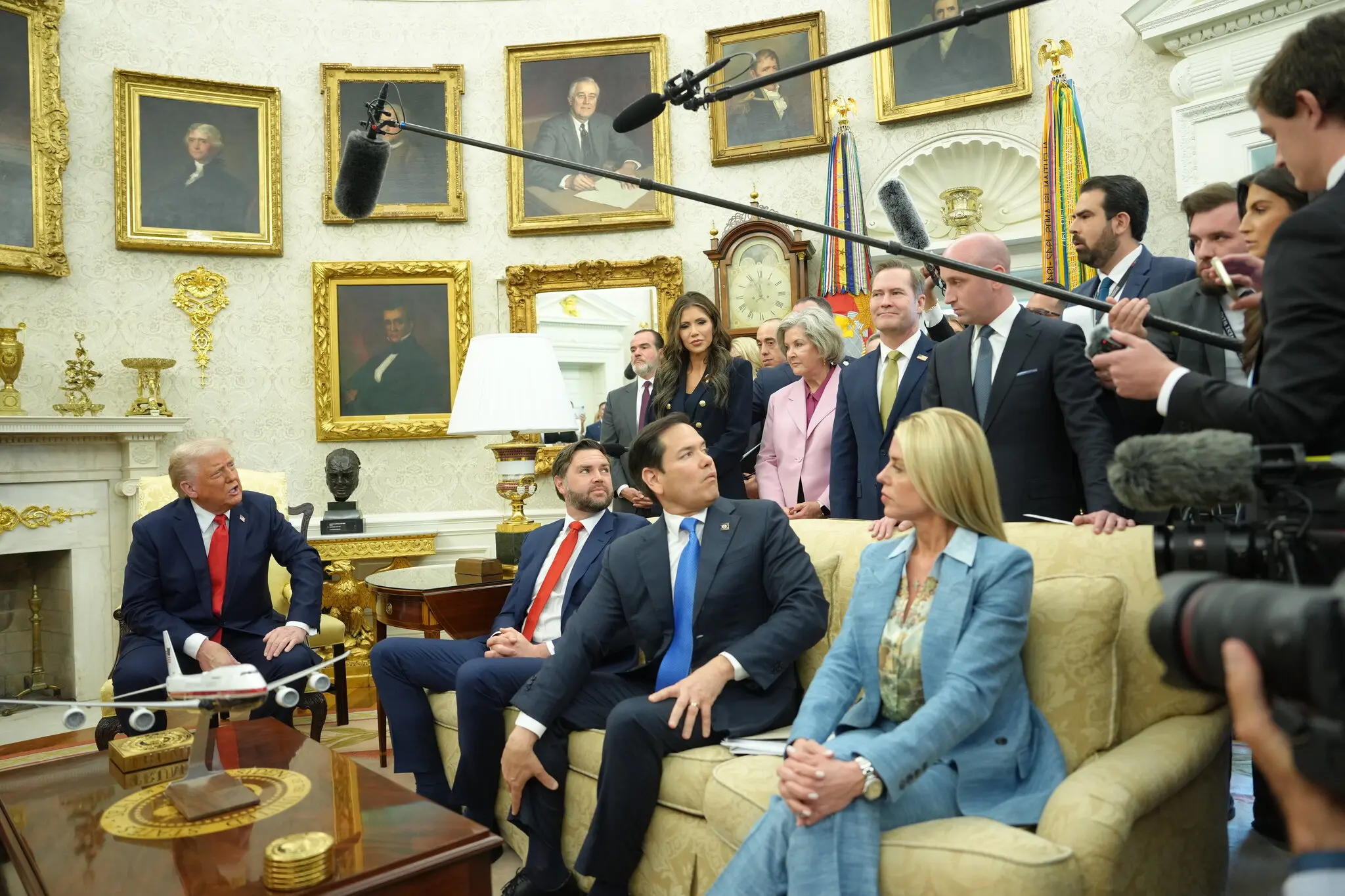Європа намагається напряму достукатися до Трампа, не вірячи словам його помічників